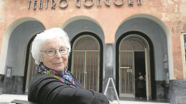 Josefina Molina en la puerta del Teatro Góngora de Córdoba.