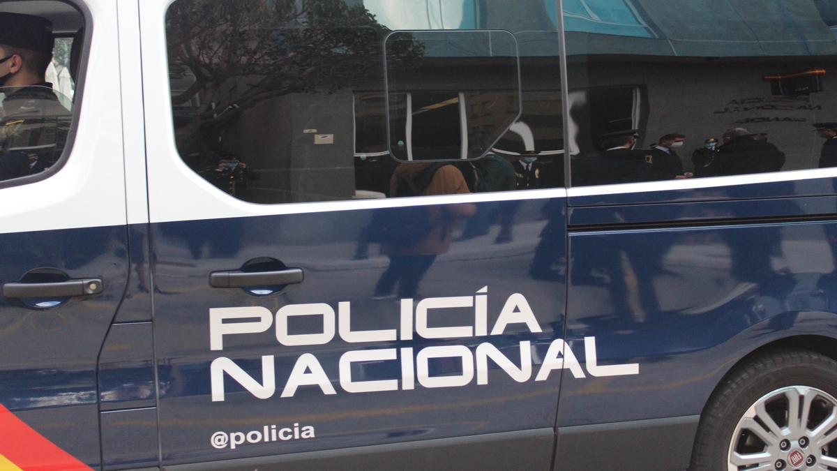 Un furgón de la Policía Nacional de Xàtiva.