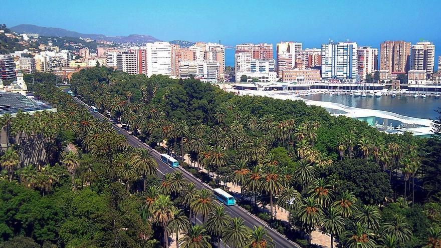 Cortan el tráfico privado en el paseo del Parque de Málaga todas las tardes del puente
