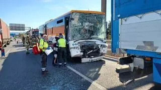 Aparatoso accidente con un autobús, un coche y un camión implicados a la altura de El Tiro