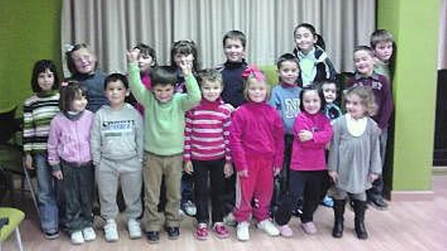 Un grupo de niños participantes en las actividades de la biblioteca.