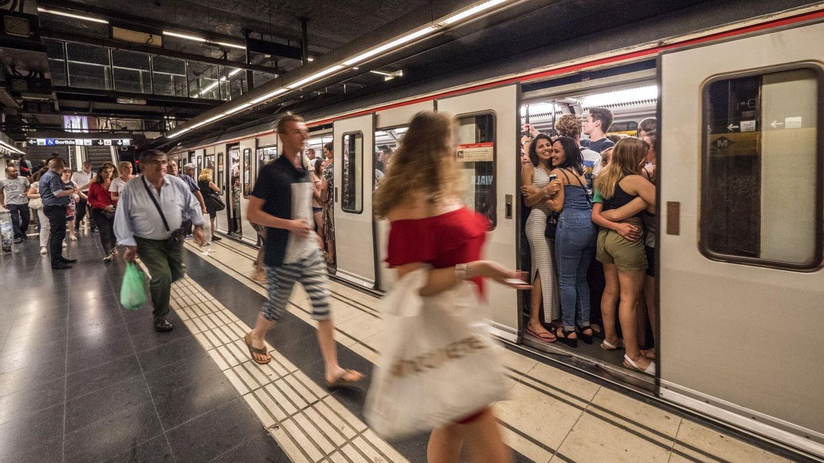 Estación de metor de la Barceloneta durnate la noche de Sant Joan