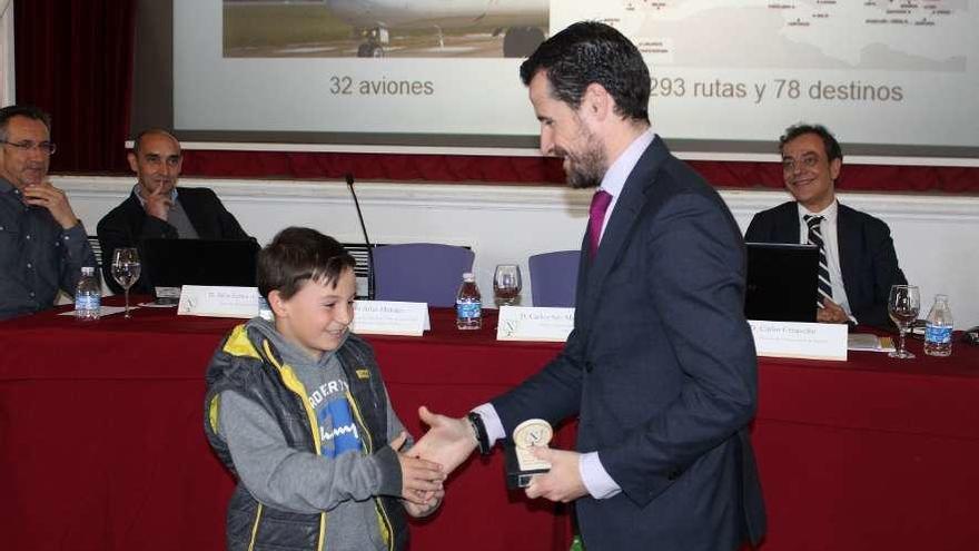Mateo Suárez entrega la estatuilla del Foro al director del aeropuerto de Asturias.