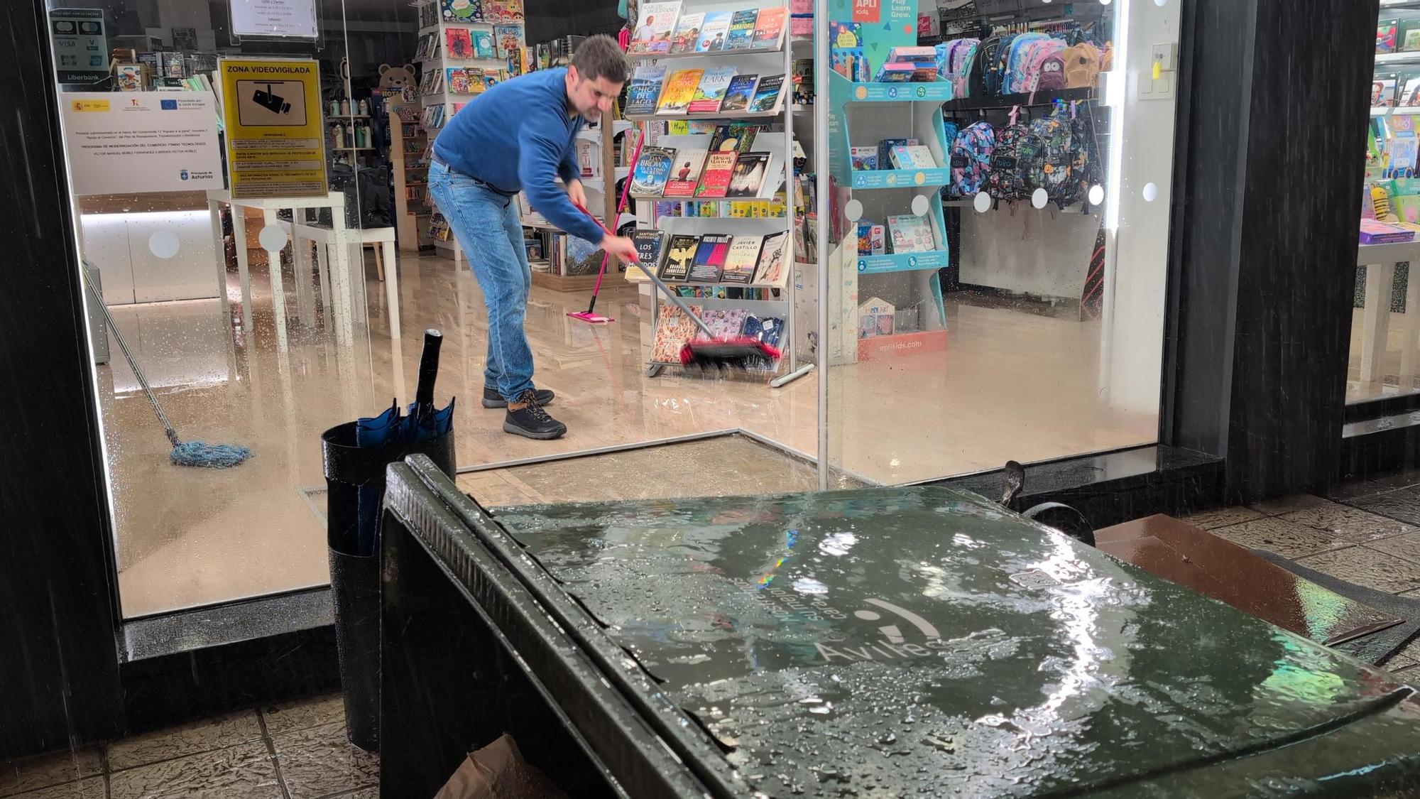En imágenes: Locales inundados, contenedores flotando y calles cortadas por las intensas lluvias en Avilés