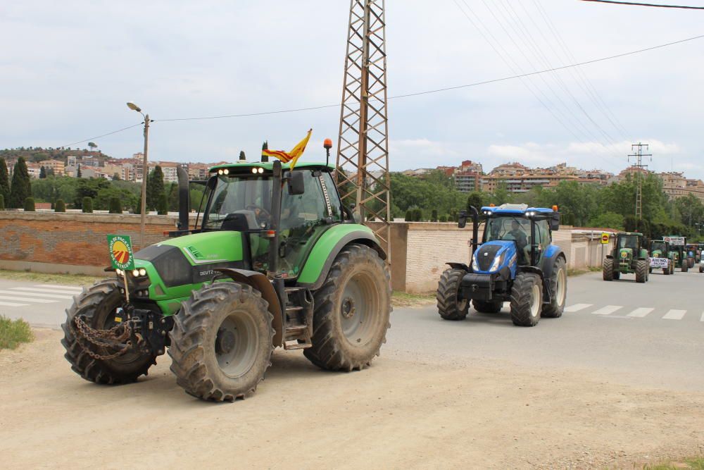 Una vintena de tractors encapçala la marxa lenta contra els macroprojectes de renovables