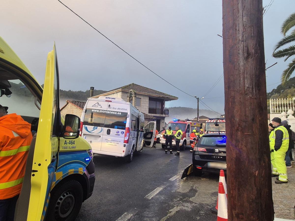 Choque de un bus escolar contra la capilla de San Roque de Boborás