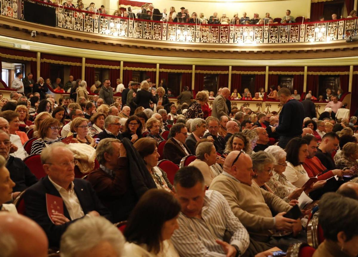 El público, ayer, en el Campoamor, antes del inicio de la función. | FERNANDO RODRÍGUEZ