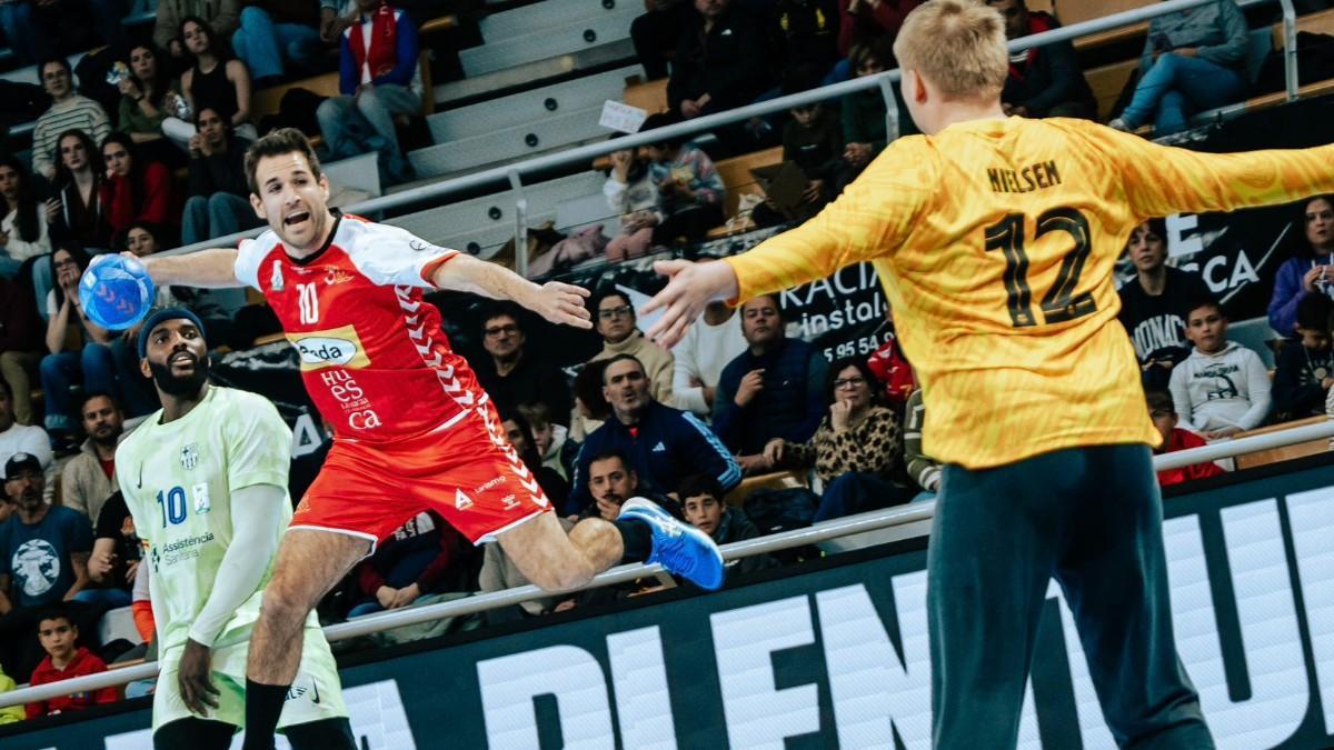 Emil Nielsen, en una acción de partido