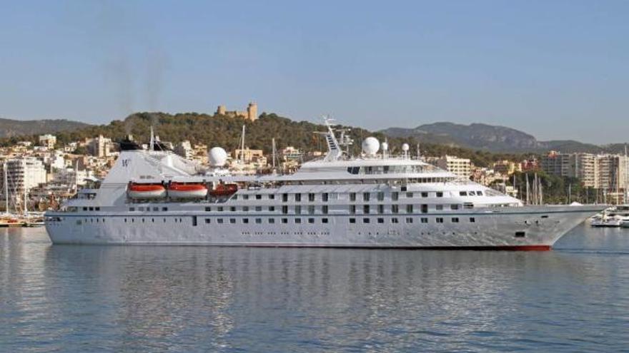 Kam am Morgen, legte nachmittags wieder ab: Die &quot;Star Legend&quot; beim Auslaufen aus dem Hafen von Palma.