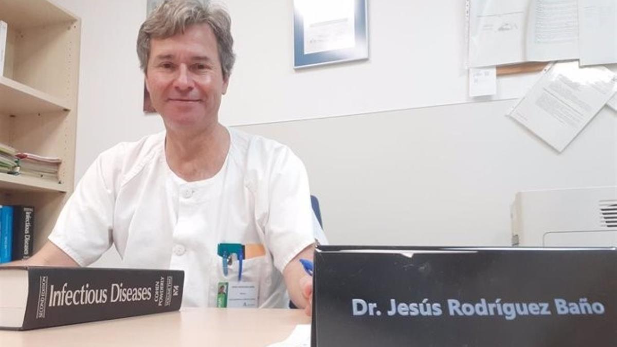 El epidemiólogo Jesús Rodríguez Baño en su despacho del Hospital Virgen Macarena.