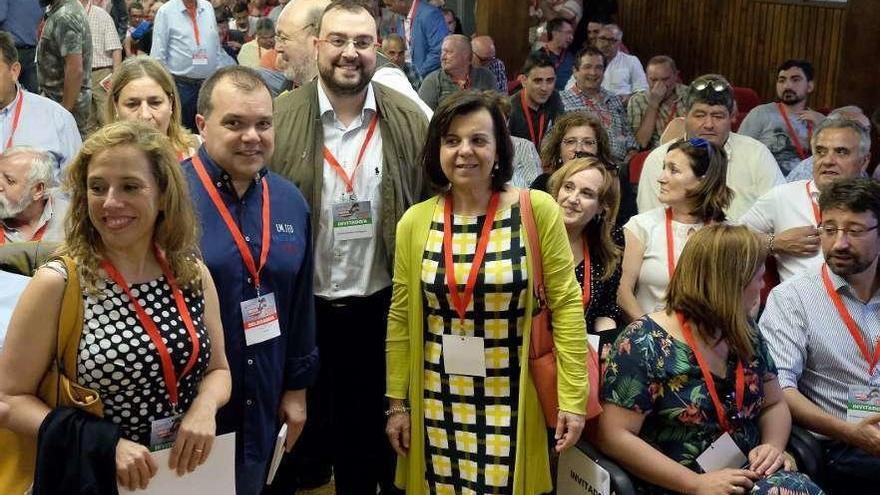 Alperi, acompañado por Adrián Barbón y María Jesús Álvarez, entra en un salón de Mieres repleto.