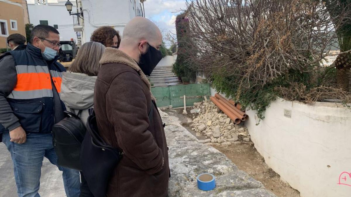 El concejal Pep Tur, en primer término, visita la obra. | AE