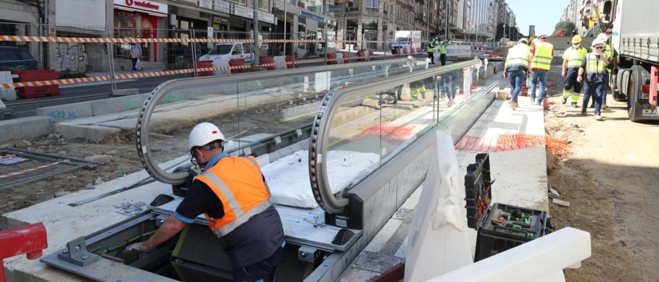 Los trabajos de instalación de la rampa, esta mañana. // Alba Villar