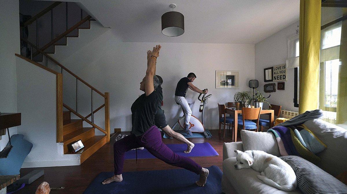 Una familia hace ejercicio en casa durante el confinamiento, en Madrid el 16 de abril.