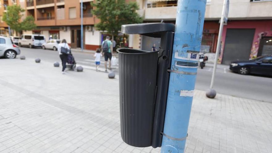 Reclaman 142 euros a un menor por destrozar una papelera en Xàtiva