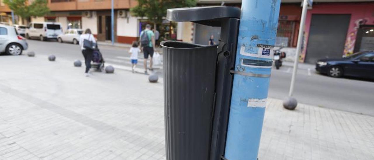 Una papelera en la zona donde tuvo lugar el acto vandálico. | PERALES IBORRA