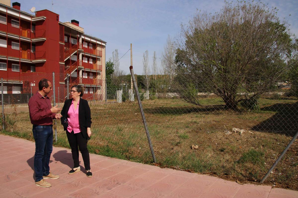 L'alcalde de Palamós, Lluís Puig, i la tinent d'alcalde Maria Puig al terreny on es construirà el cohabitatge.
