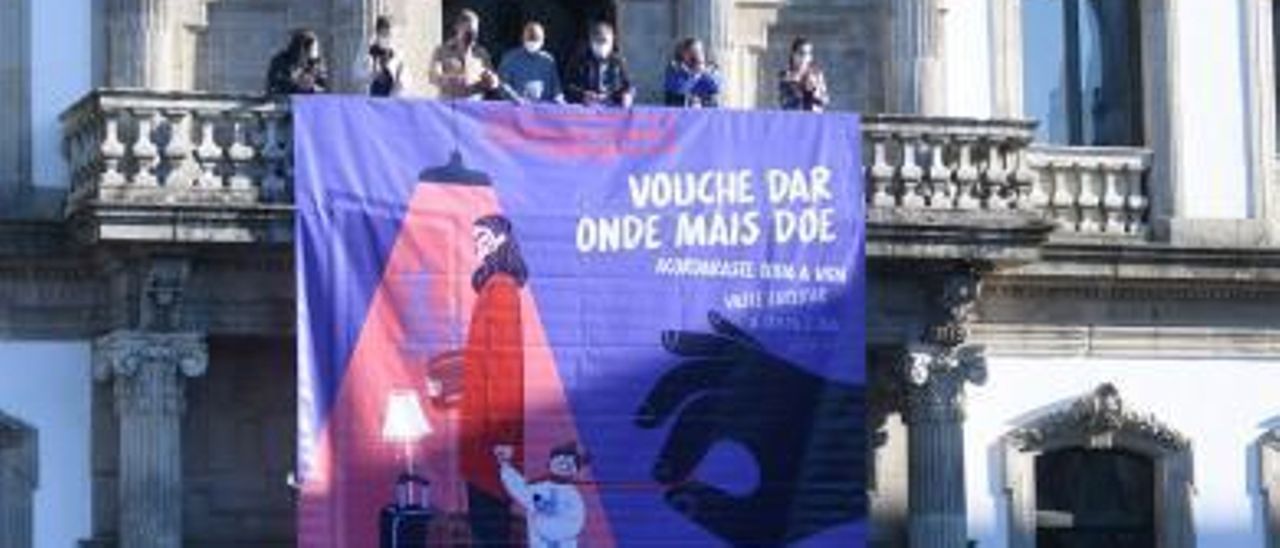 Pancarta desplegada este 25-N en el Concello de Pontevedra que incide en la violencia vicaria. | // G. SANTOS