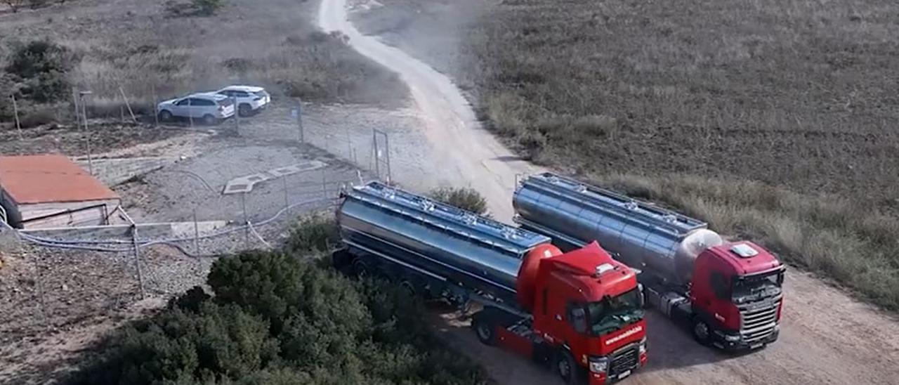 Camiones cisterna descargando agua en el depósito de l'Espluga de Francolí.