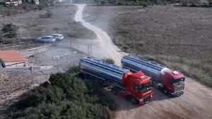 Camiones cisterna descargando agua en el depósito de lEspluga de Francolí.