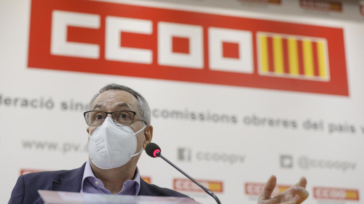 El exsecretario de CCOO explicando los motivos de su dimisión