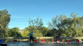 Un camió de begudes perd part de la càrrega a la rotonda de la Petrocat de Manresa