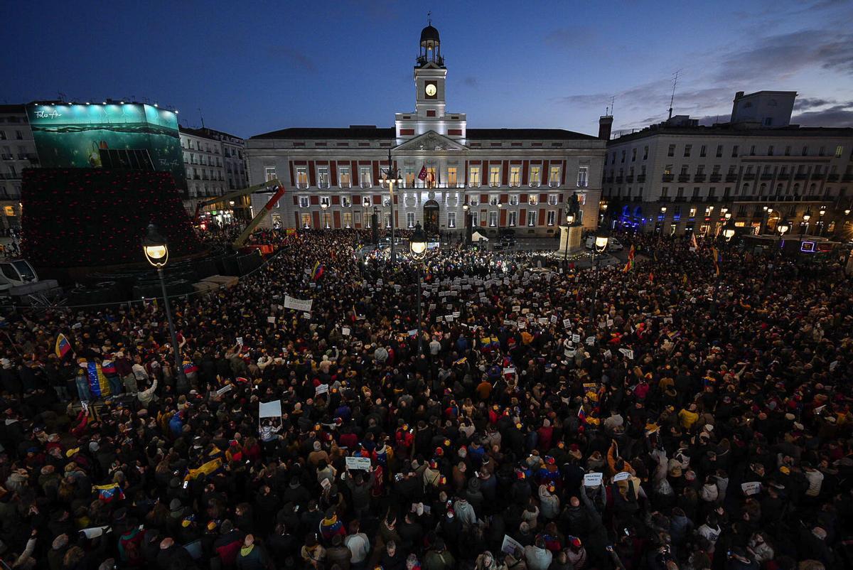 Cientos de personas durante la concentración contra el régimen de Nicolás Maduro antes de la toma de posesión como presidente de Venezuela, en la Puerta del Sol, a 9 de enero de 2025, en Madrid (España). El objetivo de la protesta es arropar al pueblo venezolano un día antes de la previsible toma de posesión de Nicolás Maduro como presidente de Venezuela. 09 ENERO 2025;VENEZUELA;MANIFESTACIÓN;PROTESTA;SOS VENEZUELA;OPOSICIÓN;OPOSITOR; Diego Radamés / Europa Press 09/01/2025. Diego Radamés;