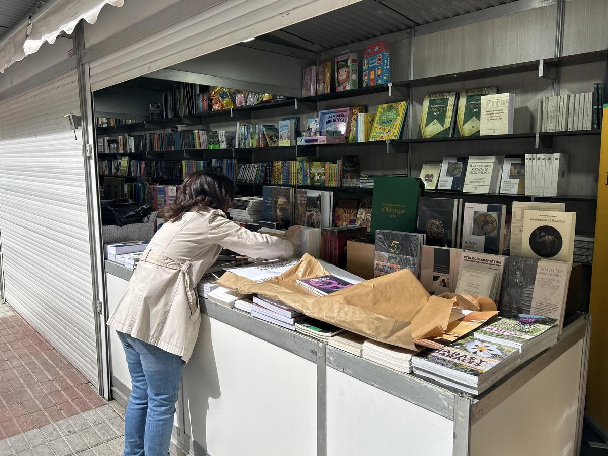 Fotogalería | Todo listo para el arranque de la Feria del Libro de Cáceres Fotogalería | Todo listo para el arranque de la Feria del Libro de Cáceres
