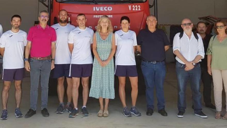 La consellera Bravo, al centro, con responsables y efectivos del Parque de Emergencias de Castelló de Rugat, el pasado jueves.
