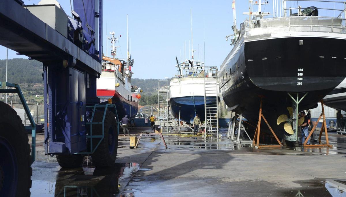 La explanada, llena con los buques que partirán a la pesca de la anchoa en el Cantábrico. | GONZALO NÚÑEZ