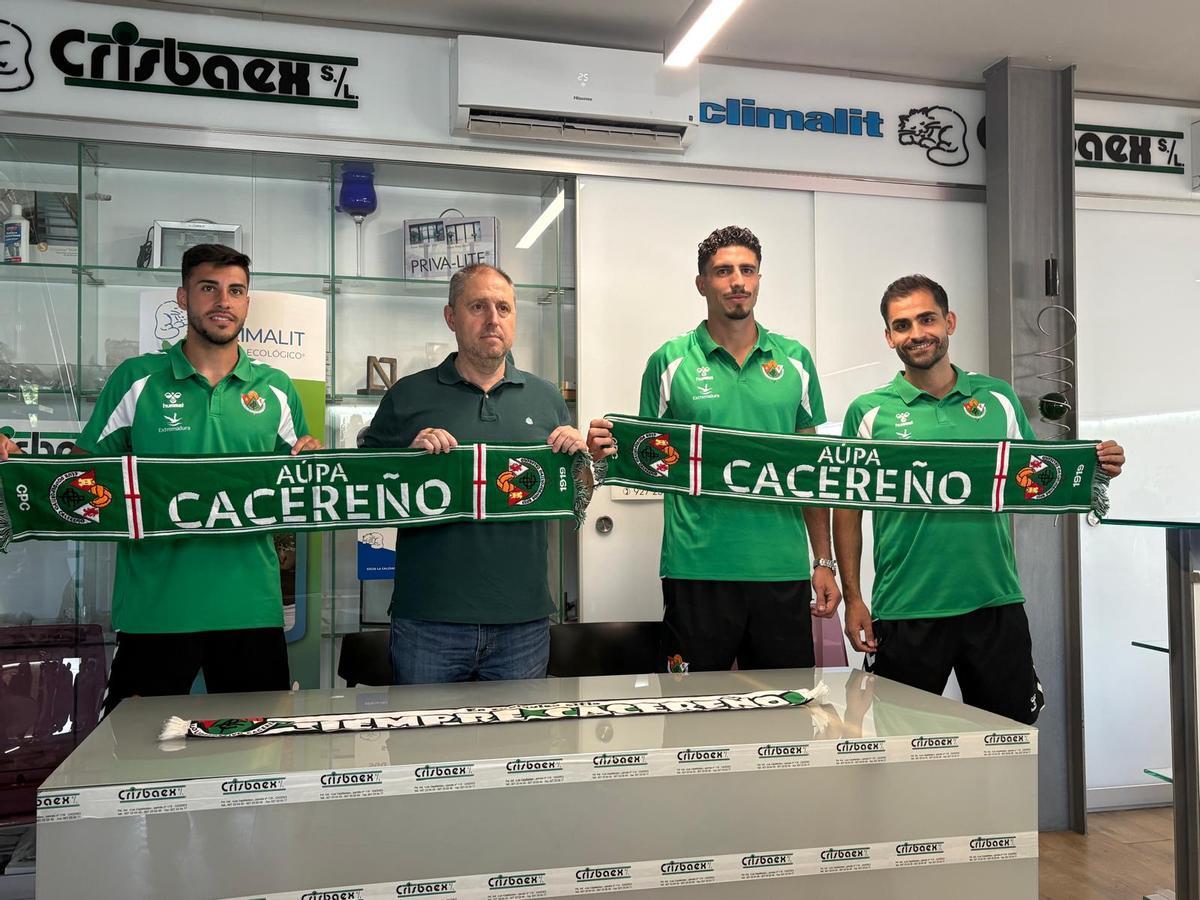Los tres jugadores junto a Francis Bordallo, director deportivo del Cacereño.