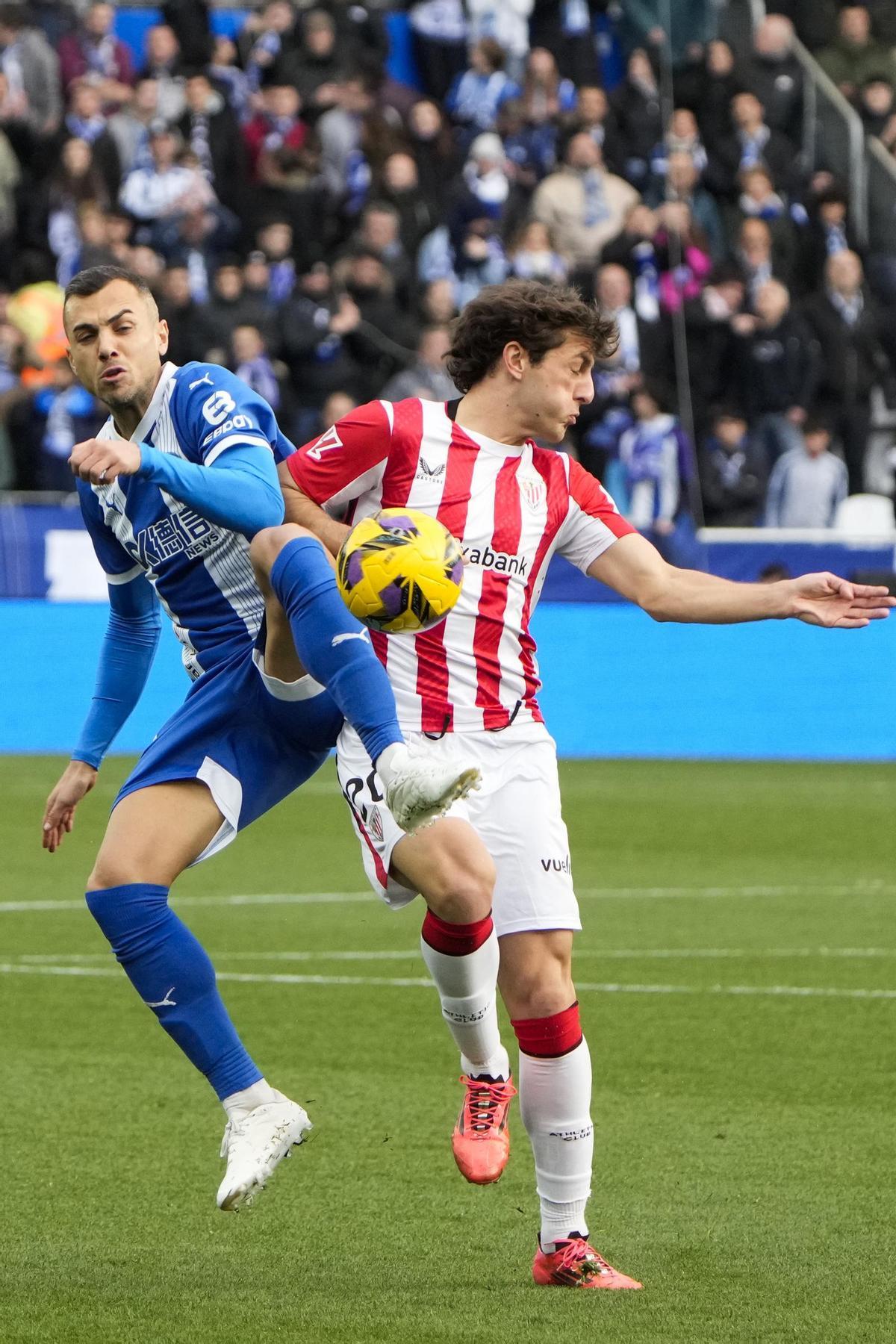 0-1. Unai Gómez desequilibra una primera parte igualada en Vitoria