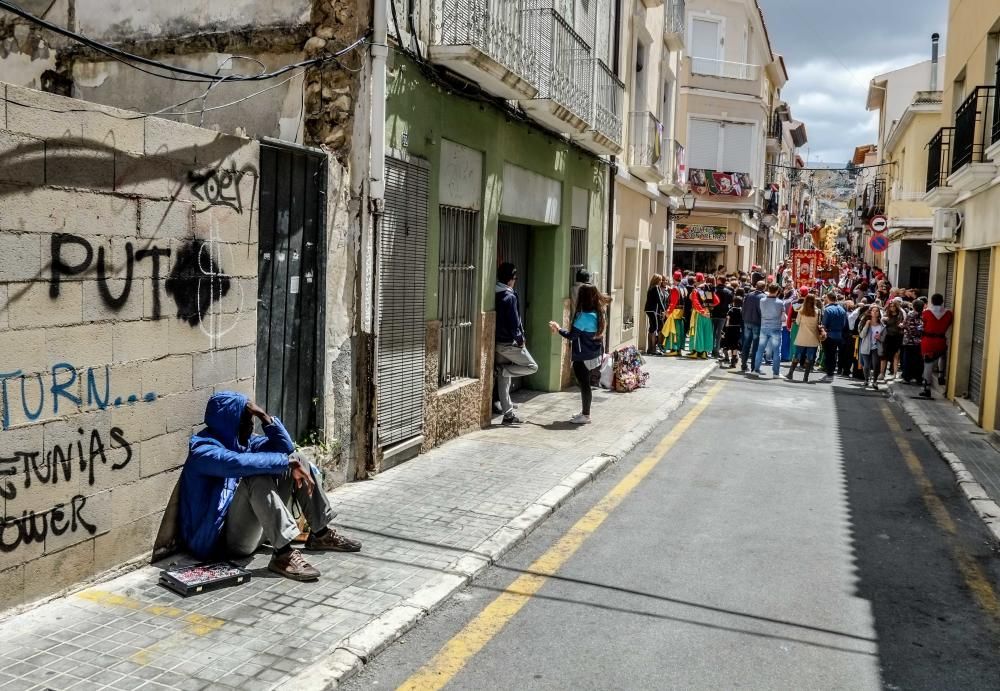 Las diez comparsas acompañan al santo en su tradicional bajada ante miles de vecinos que aguardan con emoción su paso