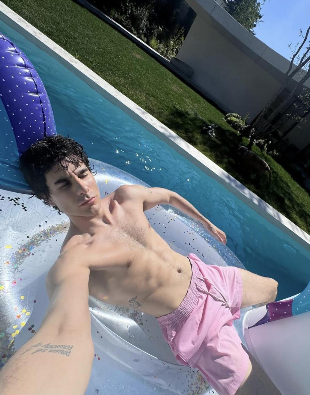 Javier Calvo disfrutando de un bañito en su piscina con el alcornoque de fondo