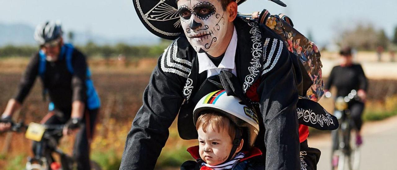 Una simpática imagen de un corredor con su hijo en la Marcha Cicloturista des Porquet  | D.I.