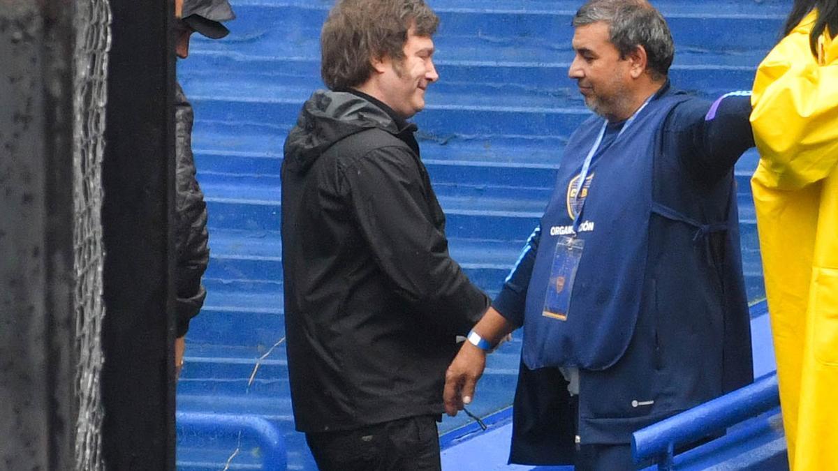 Javier Milei llega al estadio La Bombonera para votar en las elecciones a la presidencia del Boca Júniors