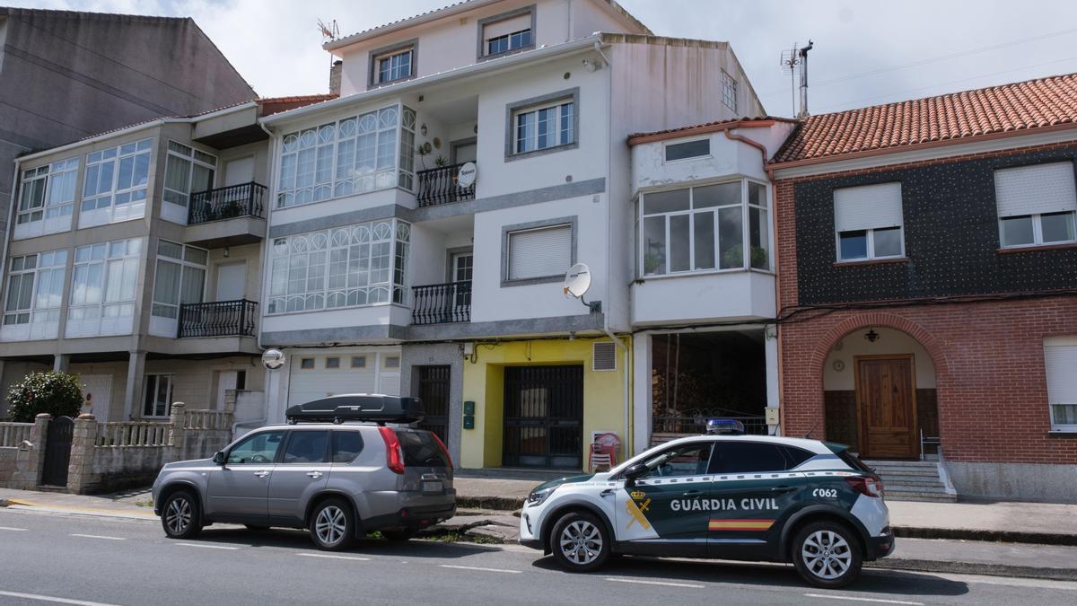 Un coche de la Guardia Civil en el lugar del crimen.