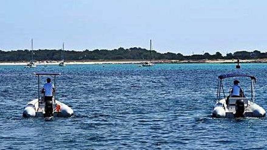 Dos vigilantes a bordo de sendas lanchas recorren el litoral del Parque Natural de ses Salines en Formentera, en una foto de 2018.