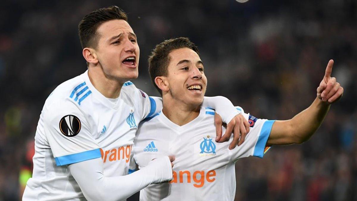 Maxime López (derecha) celebra un gol del OM junto a Thauvin