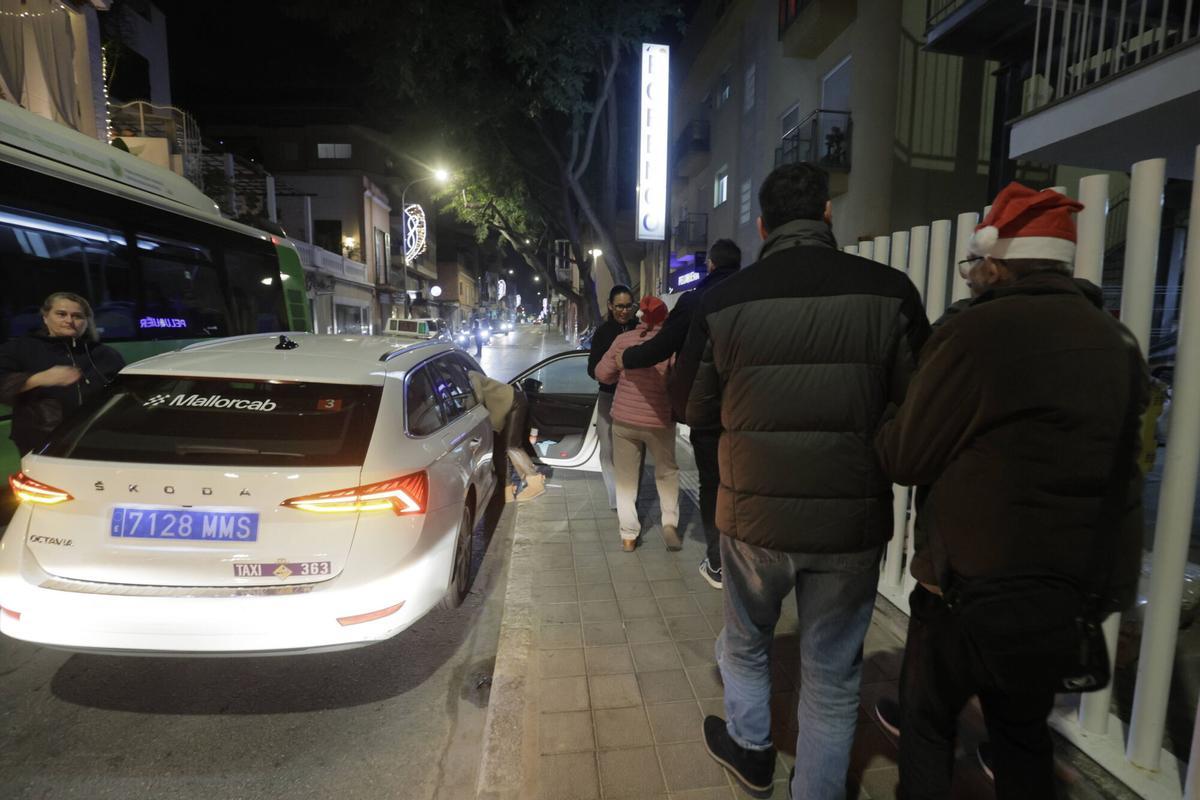 Los taxistas pasean a los mayores por Palma