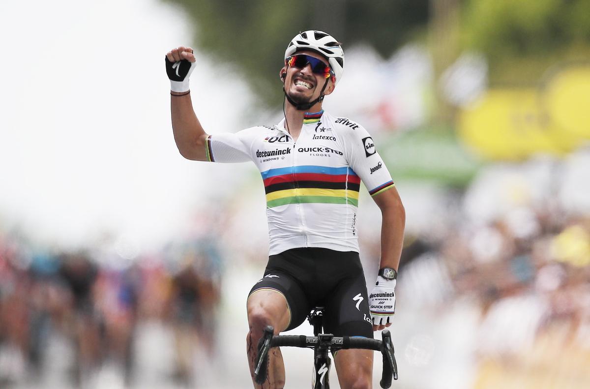 El campeón del mundo, Julian Alaphilippe, celebra una victoria en el Tour con el maillot del Deceuninck.