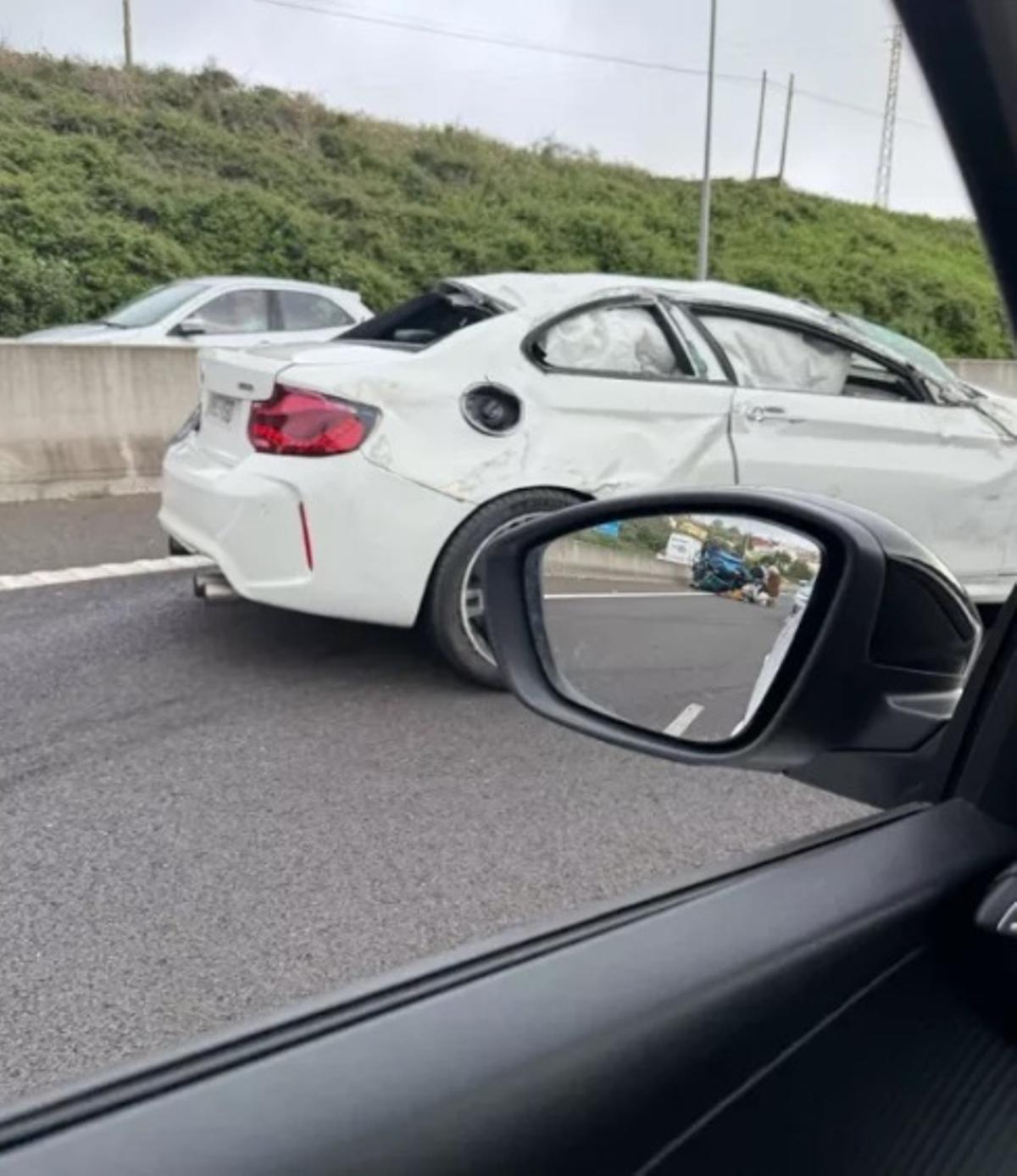 El conductor, identificado pero aún en paradero desconocido, huyó a pie del lugar, dejando atrás un escenario de caos y desesperación