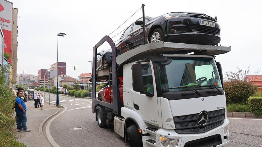 Colapso en la Travesía de Vigo  por un tráiler bloqueado en  la rotonda con Buenos Aires