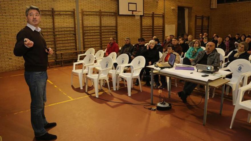 José Cacabelos explicando los planos del PXOM a los vecinos, en el año 2014.