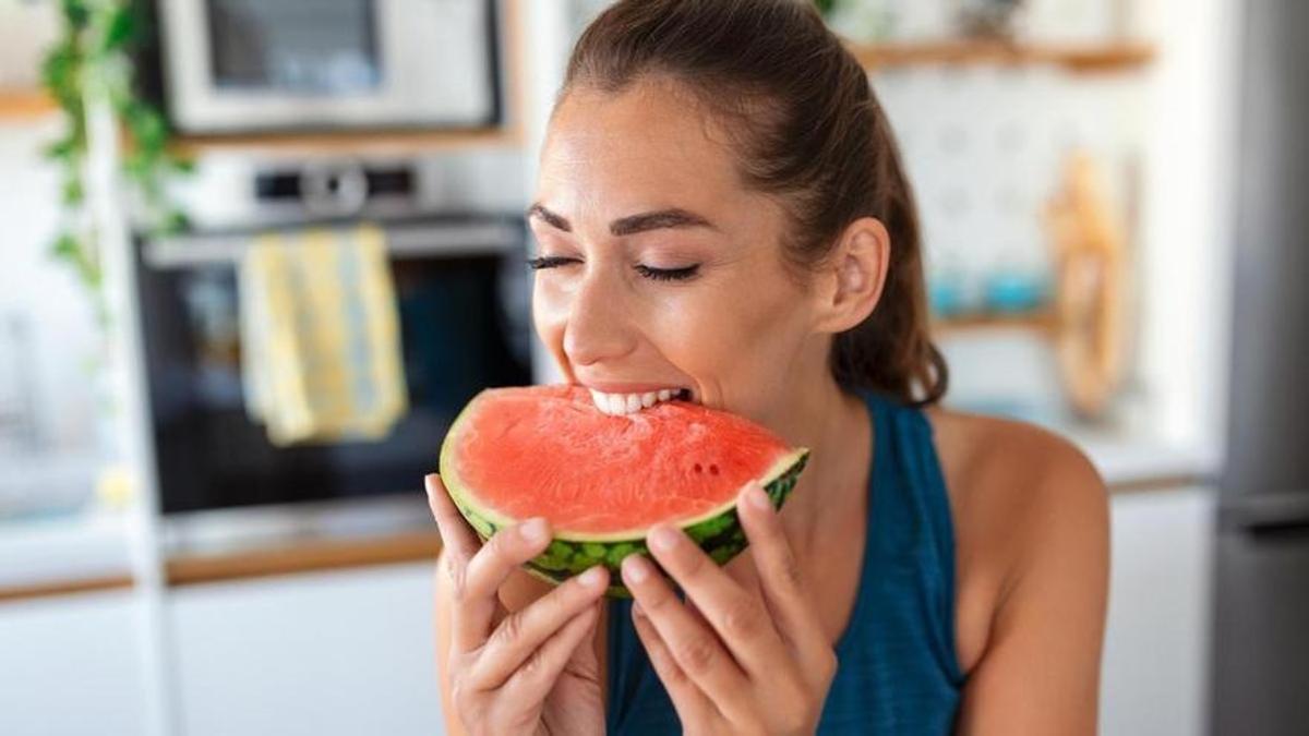 La sandía es una de las frutas más recomendables durante los meses estivales.