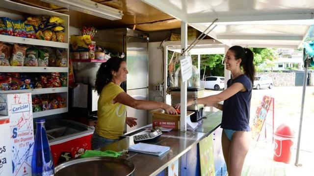 Una trabajadora, ayer, en un chiringuito de la playa de Agrelo, en Bueu. |   GONZALO NÚÑEZ