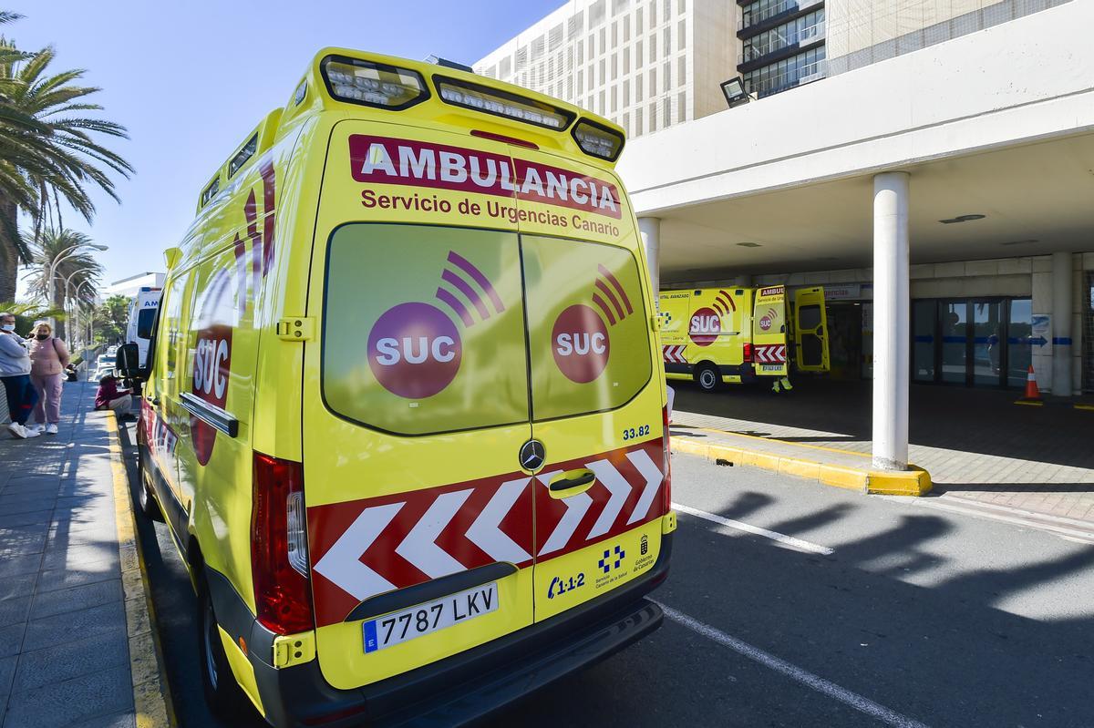 Ambulancia del Servicio de Urgencias Canario (SUC) en el Hospital Insular de Gran Canaria