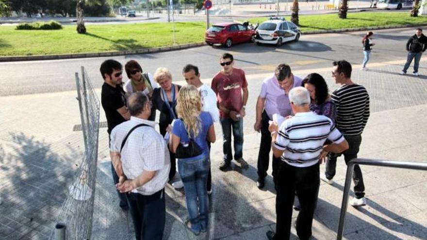 Una edil de Altea informa a familiares y compañeros del inicio de la toma de declaraciones.