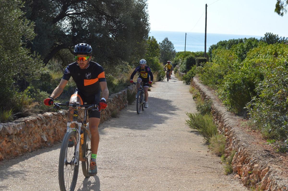 Los itinerarios permiten disfrutar del deporte y la naturaleza .