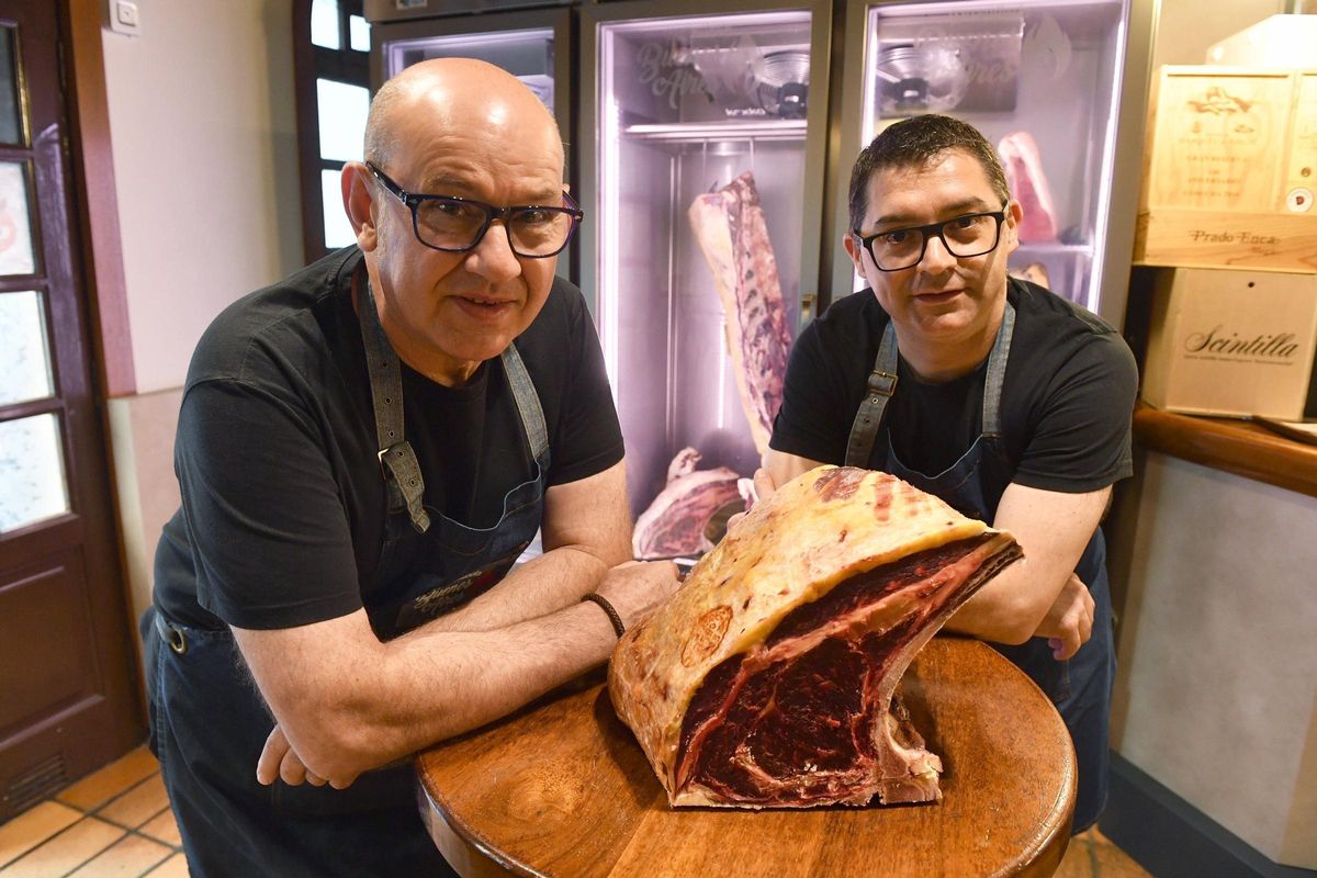 Manuel Martínez (a la izquierda), dueño de la parrillada